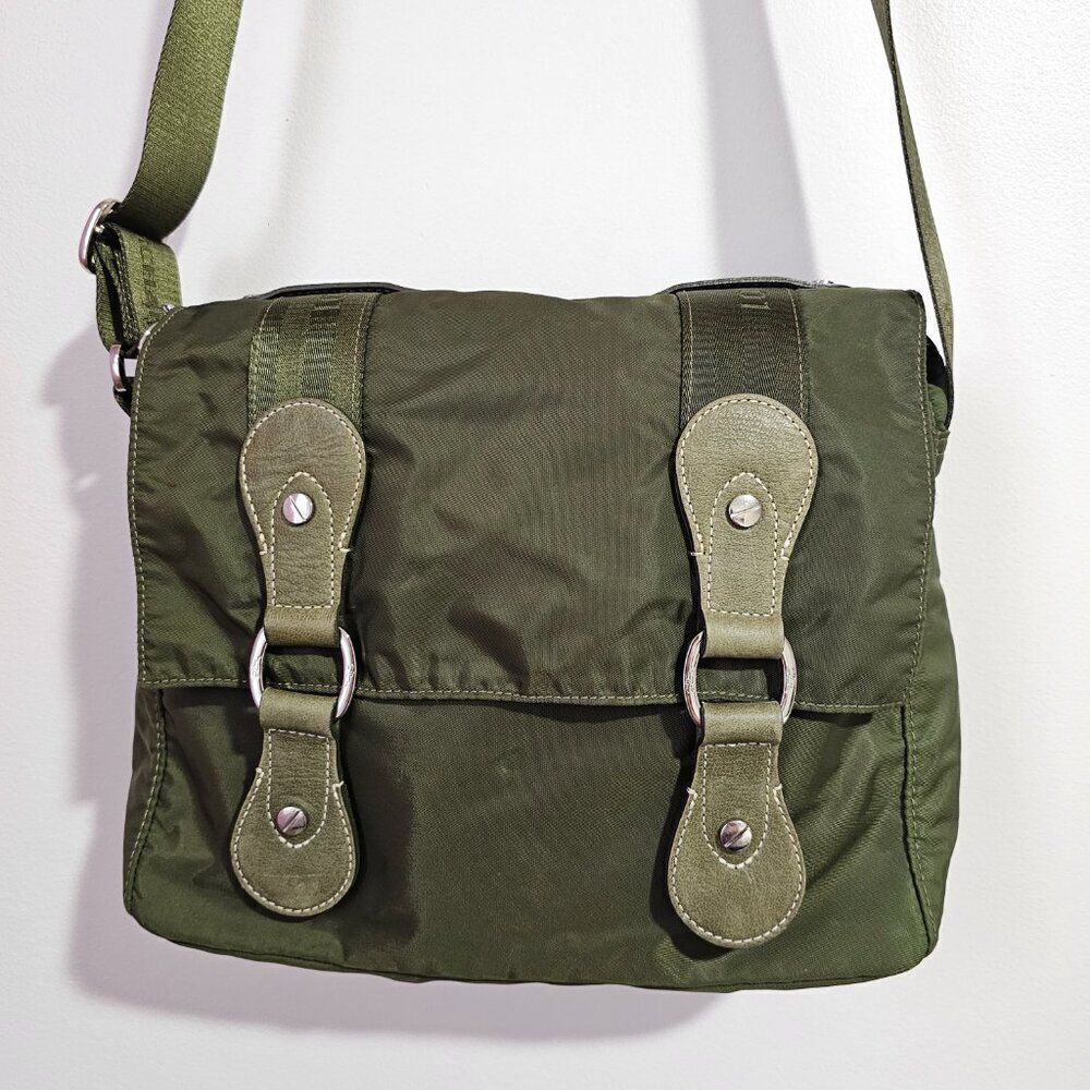 EUC LIKE NEW AUTHENTIC LONGCHAMP GREEN NYLON CROSSBODY BAG MEDIUM - Picture 2 of 16